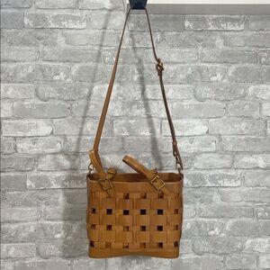 AmeriLeather Dorgan Latigo Leather Basket Satchel in golden brown